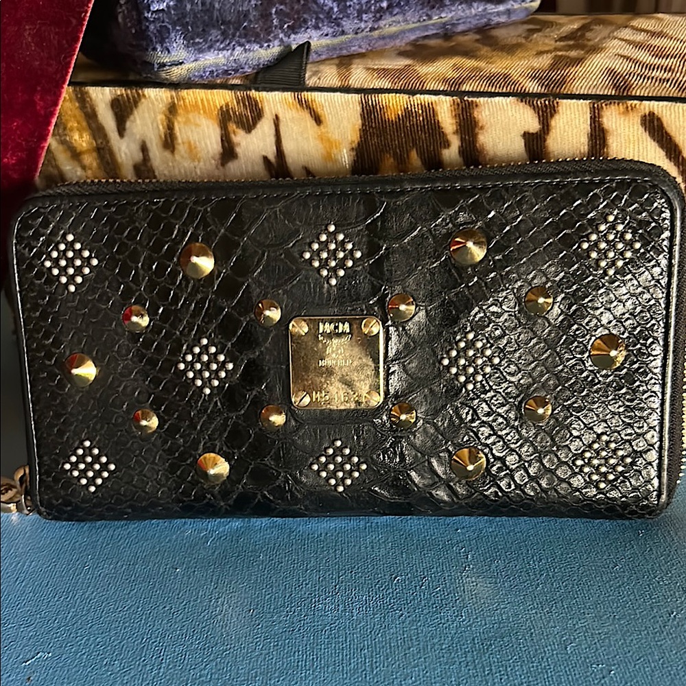 GORGEOUS MCM BLACK Embossed Leather with CHARMS and A ZIPPY🦄🦄🦄 EUC